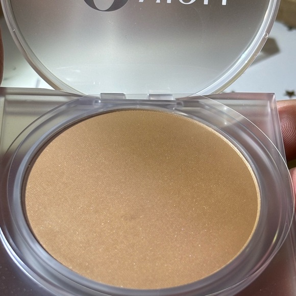 Glowish by Huda Beauty Luminous Pressed Powder - Picture 4 of 4